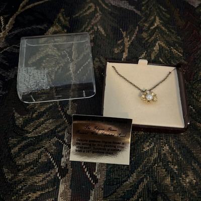 Vintage Ronte Of Beverly Hills â€œThe Filigree Flowerâ€ Gold Tone Pendant Necklace