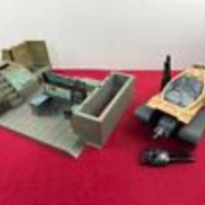 VINTAGE 1980s 1983 HASBRO GI JOE HEADQUARTERS COMMAND CENTER PLAYSET & TRACK CAR