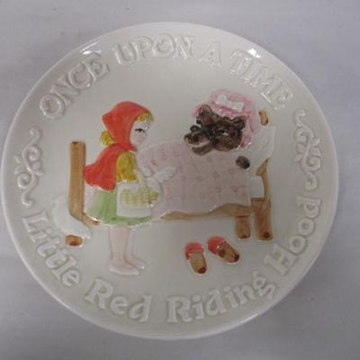 Once Upon A Time 1982 Quon-Quon Little Red Riding Hood Plate