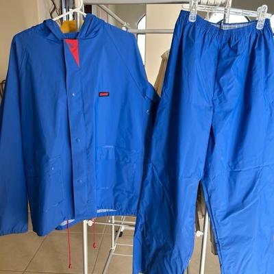 Lot 326 Rain gear Rain coats, ponchos