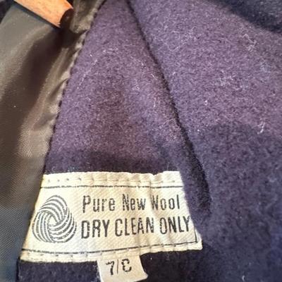 Lot 328 International scene woman’s coat Size 7 c