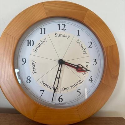 Lot 373 Small table lamp and clock