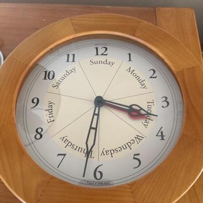 Lot 373 Small table lamp and clock