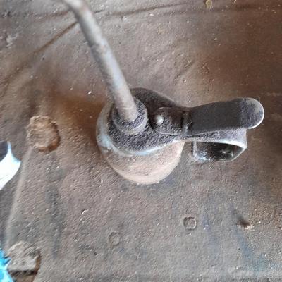 Lever pump action oil can