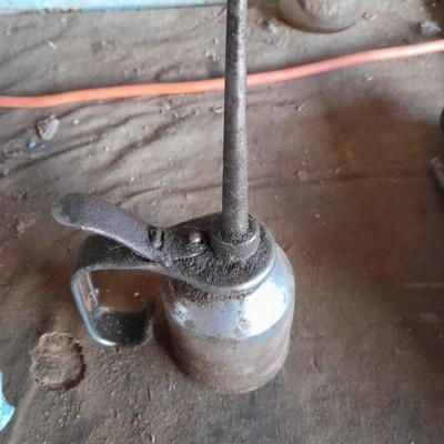 Lever pump action oil can
