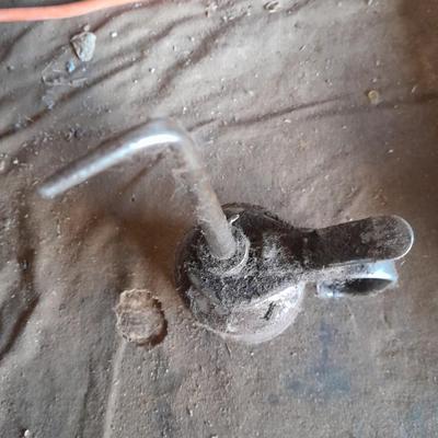 Lever pump action oil can