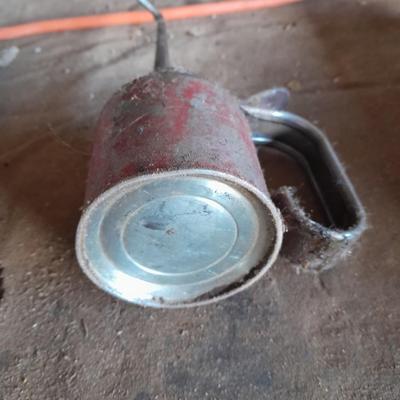 Lever pump action oil can