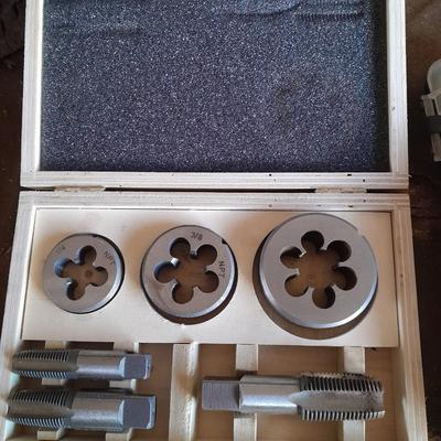 Pipe tap and die set