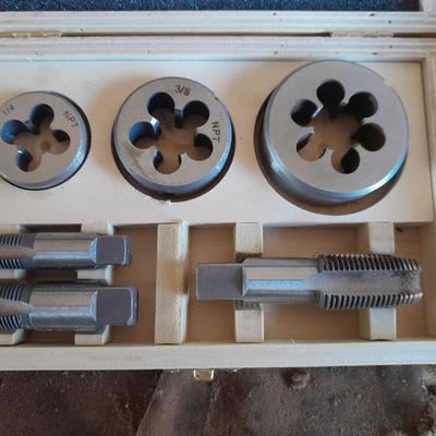 Pipe tap and die set