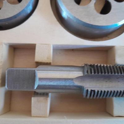 Pipe tap and die set