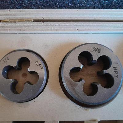 Pipe tap and die set