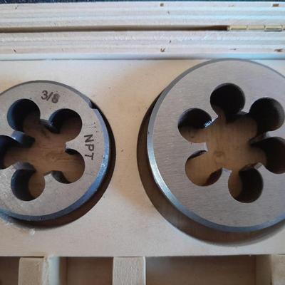 Pipe tap and die set