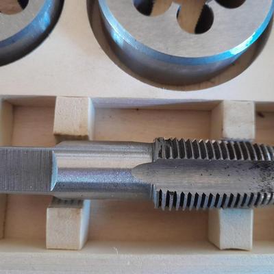 Pipe tap and die set