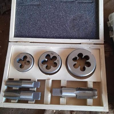 Pipe tap and die set