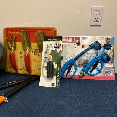 Lot 292 Variety of garden items