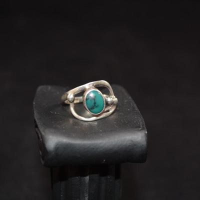925 Sterling Ring with Malachite Size 7, 3.8g