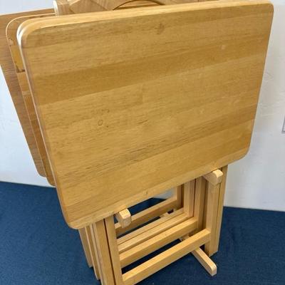 Lot 454 Set of four TV trays and rack