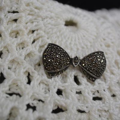 925 Sterling Silver & Marcasite Bow Pin 2.6g