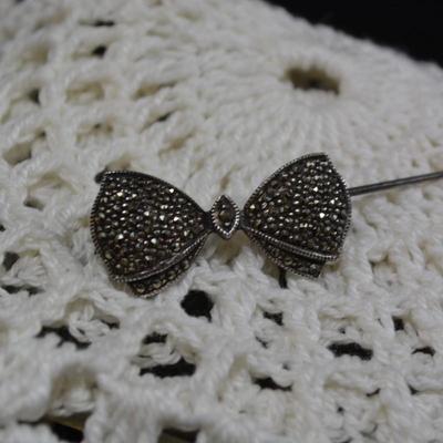 925 Sterling Silver & Marcasite Bow Pin 2.6g
