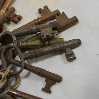 String of Antique/Vintage Skeleton Keys