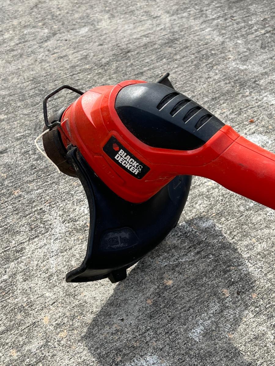 BLACK & DECKER 18V Weed Eater With Two (2) Batteries