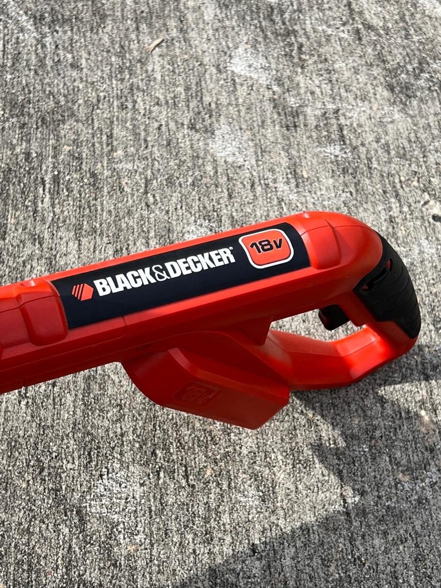 BLACK & DECKER 18V Weed Eater With Two (2) Batteries