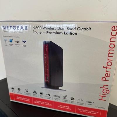 Lot 496 Fractal Design computer cabinet/cabinet only and Netgear wireless router