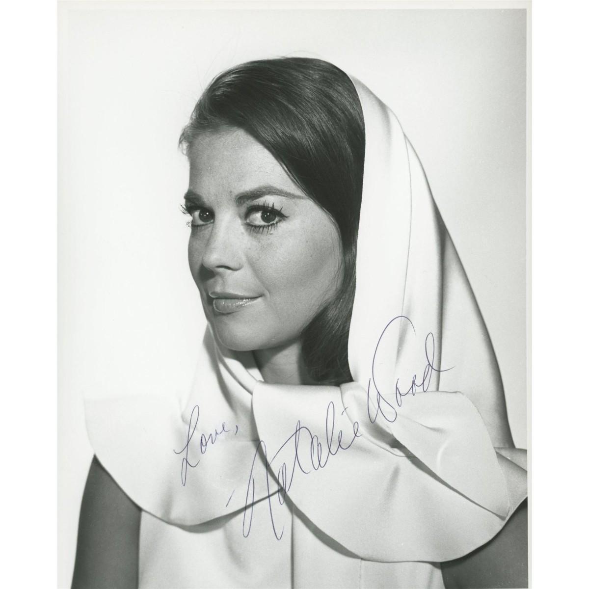 NATALIE WOOD Signed Autographed photo casual COA hologram main image 1