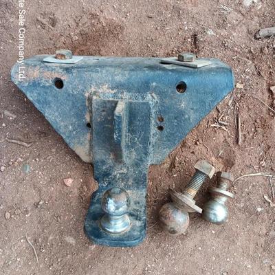Tow hitch plate with extra balls