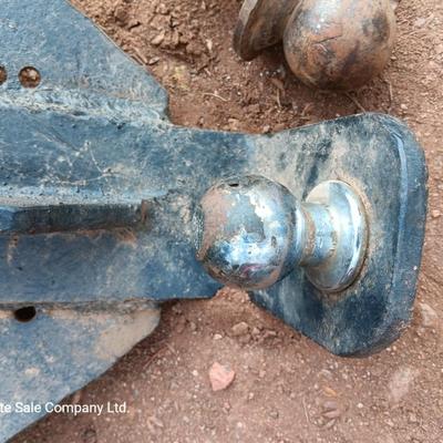 Tow hitch plate with extra balls