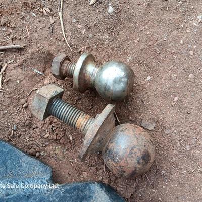 Tow hitch plate with extra balls