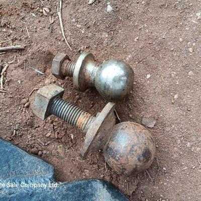 Tow hitch plate with extra balls