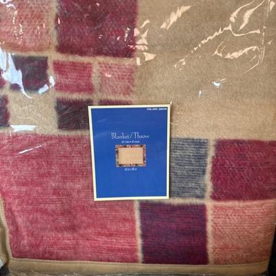 Lot 594 5 new blankets / throw 1 used blanket