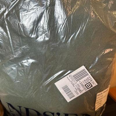 Lot 594 5 new blankets / throw 1 used blanket