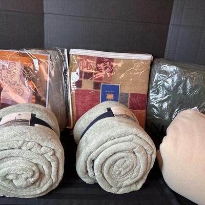 Lot 594 5 new blankets / throw 1 used blanket