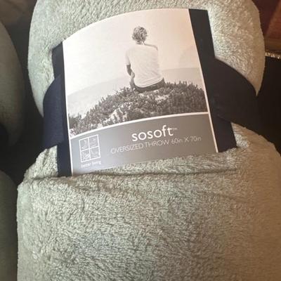 Lot 594 5 new blankets / throw 1 used blanket