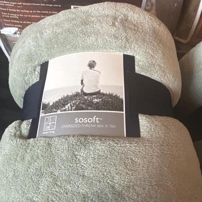 Lot 594 5 new blankets / throw 1 used blanket