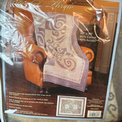 Lot 594 5 new blankets / throw 1 used blanket