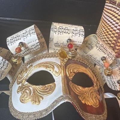 Lot 595 Variety of home decor