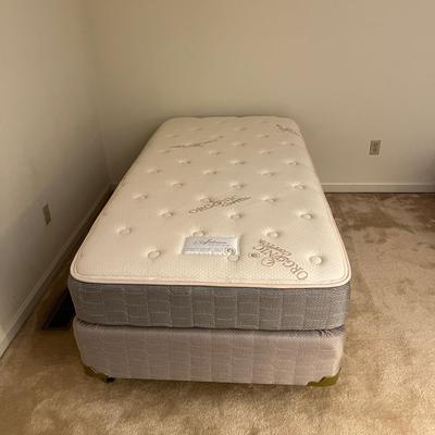 Two Twin Mattress Bed Frames (BD1-MG)