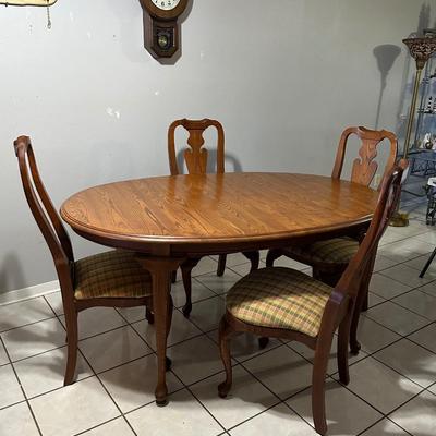 S BENT & BROS ~ Solid Oak Queen Anne Table, 4 Chairs & 2 Leaves
