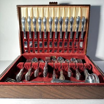 LOT 28L: Vintage Rogers Bros Silver Plated Flatware Set w/ Wooden Case