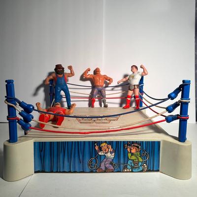 LOT 146L: Vintage WWF Wrestling Superstars Sling Em Fling Em Wrestling Ring w/ Figures