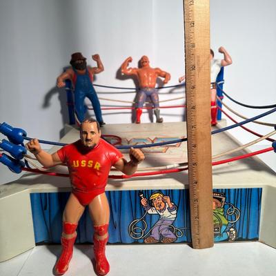 LOT 146L: Vintage WWF Wrestling Superstars Sling Em Fling Em Wrestling Ring w/ Figures