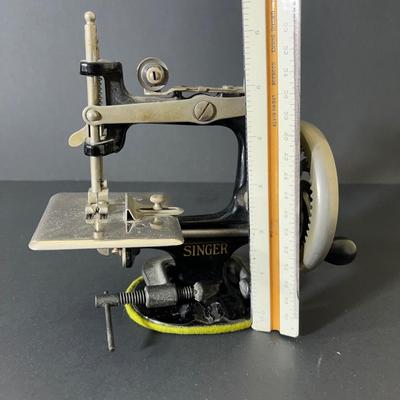 LOT 165U: Vintage Singer Mini Sewing Machine 20-10