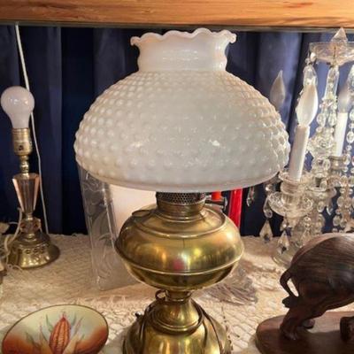 Vtg Hobnail milk glass and brass electric Table lamp Works well