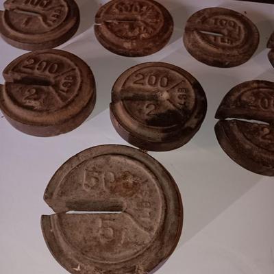 Antique Howe scale Co. scale with weights