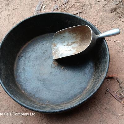 Rubber grain tub and metal grain scoop