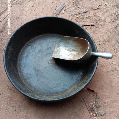 Rubber grain tub and metal grain scoop