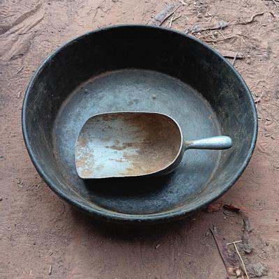 Rubber grain tub and metal grain scoop